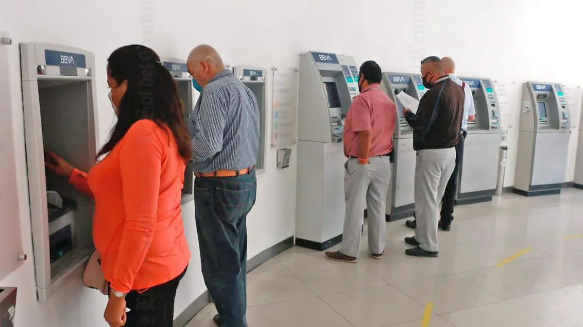 personas en cajero banco